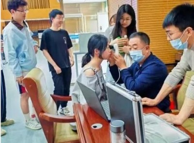 五一礼赞：徐秀明以虹膜之光，点亮全民健康新征程