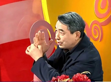 岐黄薪火照九州 金手指护佑万家 赵氏手部点穴创始人赵耀成献礼国庆