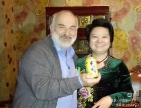 盛世华诞国庆专题报道 岐黄薪火照山河： 国医何明华的济世之路与家国情