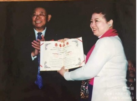 盛世华诞国庆专题报道 岐黄薪火照山河： 国医何明华的济世之路与家国情