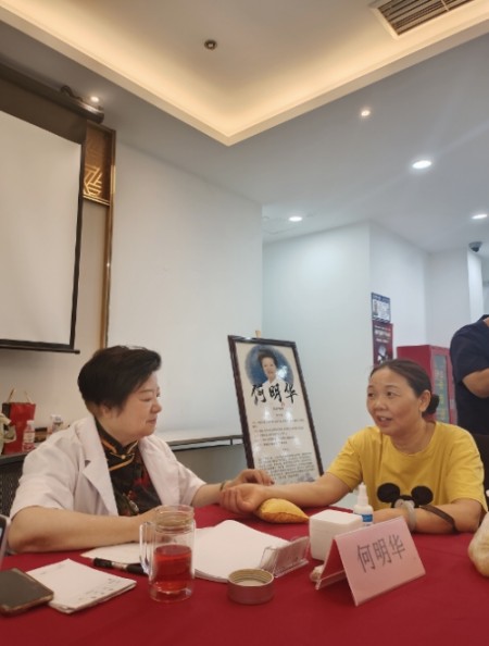 盛世华诞国庆专题报道 岐黄薪火照山河： 国医何明华的济世之路与家国情