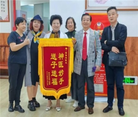 盛世华诞国庆专题报道 岐黄薪火照山河： 国医何明华的济世之路与家国情