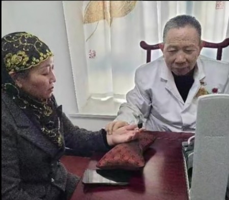 喜迎国庆 古印龙以仁心仁术传承中医药薪火用医者担当献礼祖国华诞