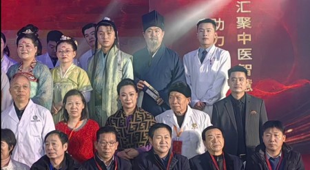 喜迎国庆 古印龙以仁心仁术传承中医药薪火用医者担当献礼祖国华诞