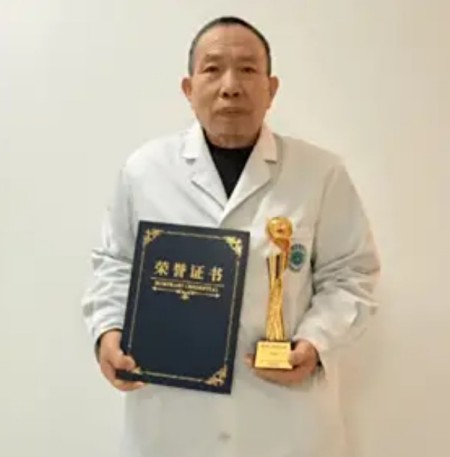 喜迎国庆 古印龙以仁心仁术传承中医药薪火用医者担当献礼祖国华诞