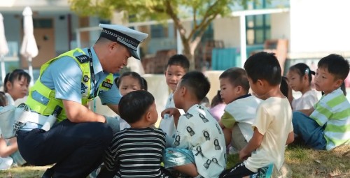 路口的“平安灯塔”：安吉交警用坚守书写“动感平安路”